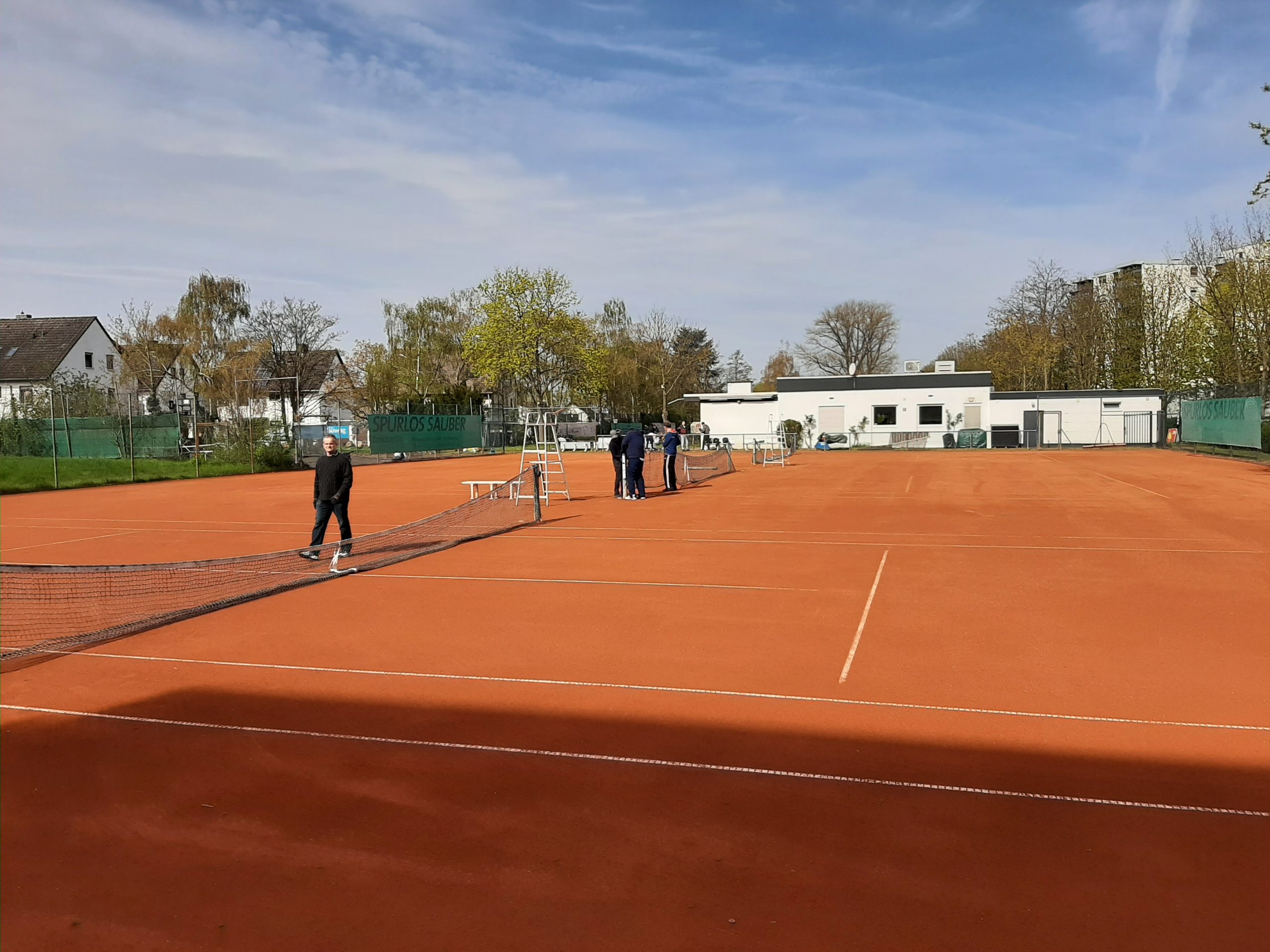 Viele Helfer richten die Tennisanlage zum Start der Saison